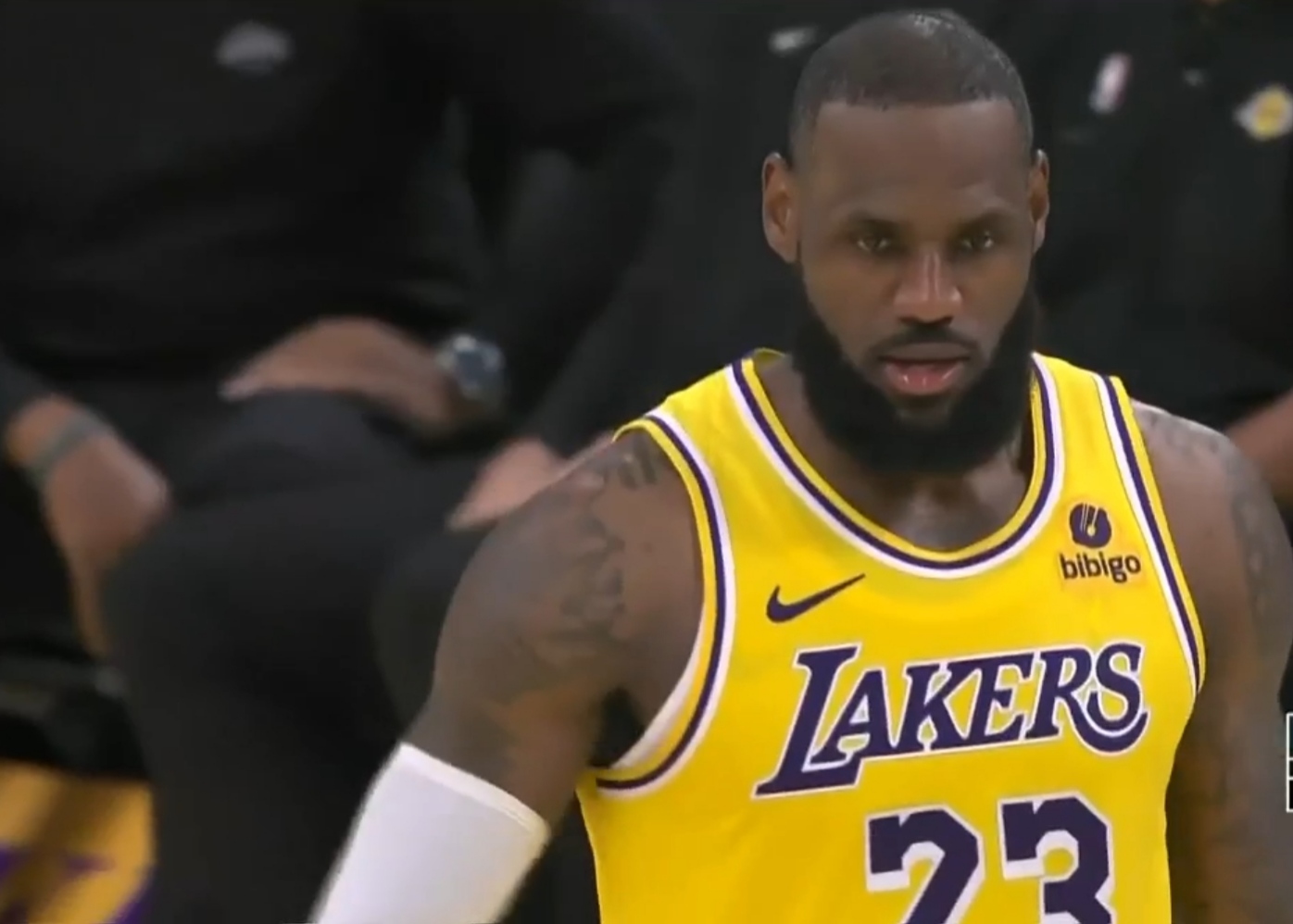 爱游戏-独行侠带队取胜！，詹姆斯重要时刻比赛局势复杂赛场气氛高涨的简单介绍